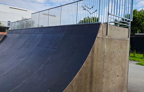 Half-pipe with metal frame